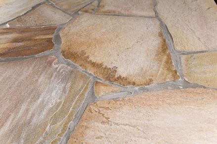 Piastrelle poligonali in beige-arancione fotografate da vicino