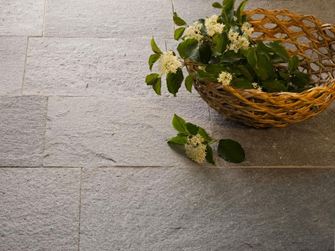 Lastre per patio in quarzite con cesto decorativo e piante