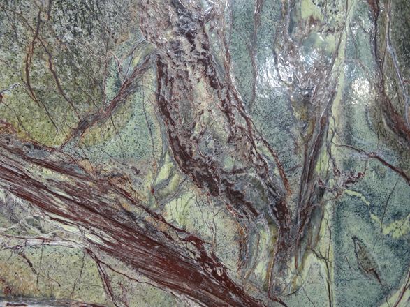 Marmo in colori vivaci, dal rosso al verde