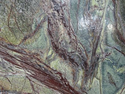 Marmo in colori vivaci, dal rosso al verde
