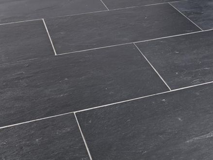 Posa di piastrelle in ardesia con fughe bianche