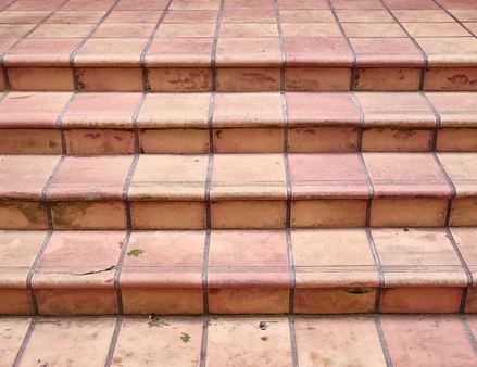 Accattivante nei toni caldi del rosso: la terracotta (cotto) è perfetta sia all'interno che all'esterno!