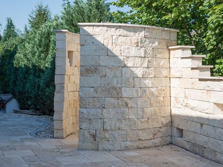 Raffreddamento dei sensi: doccia esterna in travertino