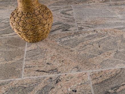 Piastrelle Juparana Colombo in rosso-grigio con vaso decorativo marrone