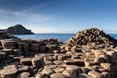 Le colonne di basalto della Giant's Causeway con il bel tempo, il mare sullo sfondo
