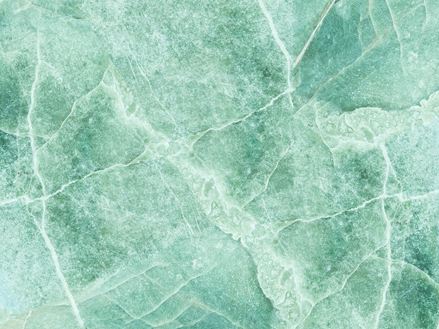 Primo piano di un marmo verde con venature biancastre