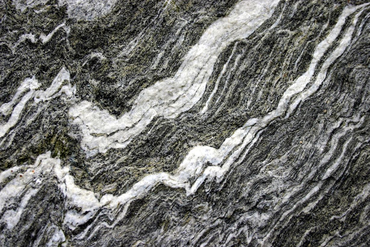 Gneiss con affascinanti sfumature di colore in primo piano