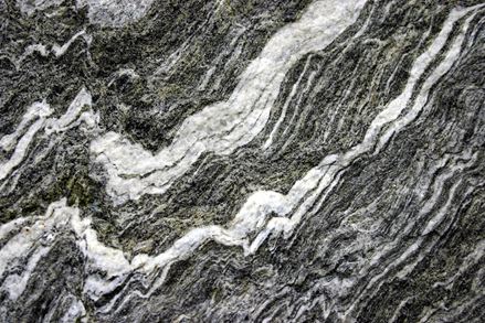 Gneiss con affascinanti sfumature di colore in primo piano