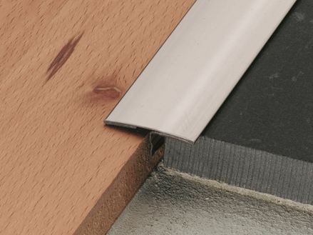 Illustrazione del livellamento in altezza durante l'installazione