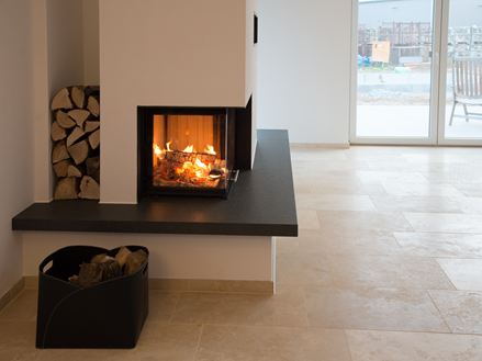 Camino con vano a legna e pavimento in travertino Medium Line