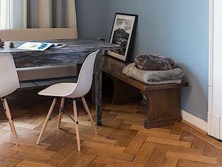 Studio moderno con pareti blu chiaro e pavimento in parquet