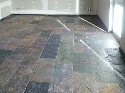 Lavori in corso: il pavimento in ardesia posato dispiega il suo effetto sulla superficie posata