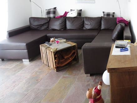 Invitante, elegante, accogliente: la zona giorno con piastrelle in ardesia Peacock