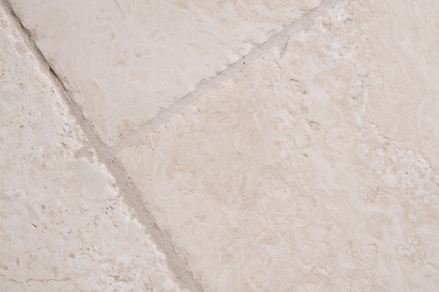 Travertino con bordi cesellati