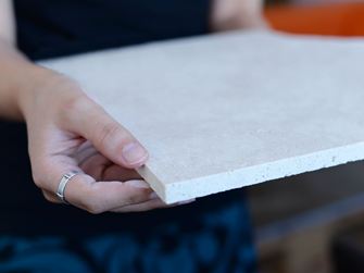 Piastrella di travertino con bordo segato