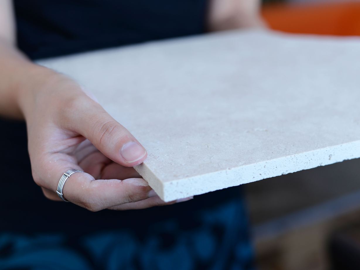 Piastrella di travertino con bordo segato