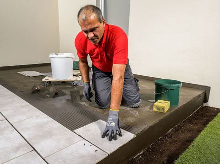 Posa di lastre per terrazze in gres porcellanato Sopro