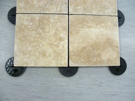 Diverse lastre di pietra su palafitte