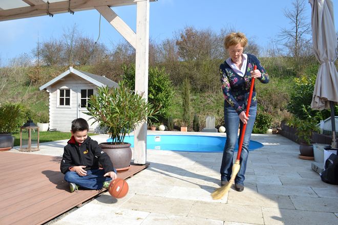 Con pochi semplici passaggi, il vostro patio in pietra naturale tornerà in forma d'estate!