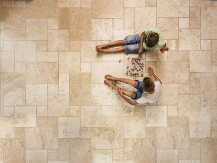 Travertino Light in legame romano con bambini che giocano