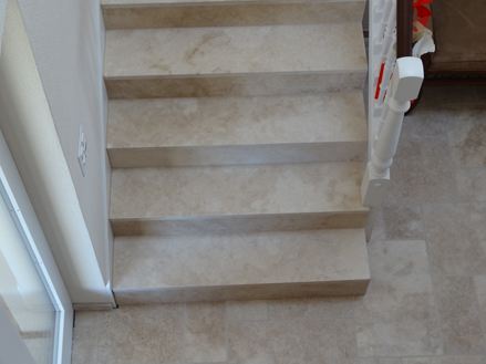 Scale con piastrelle universali Travertin Light