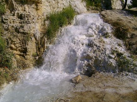 Una cascata in travertino