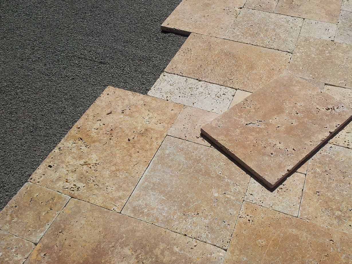 posa di lastre di travertino Noce 02