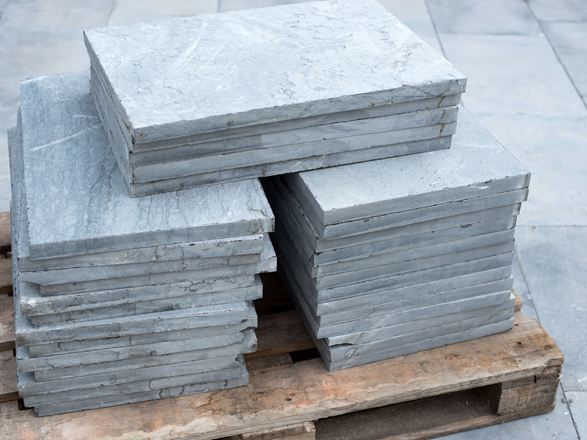 Diverse lastre di pietra blu su un pallet