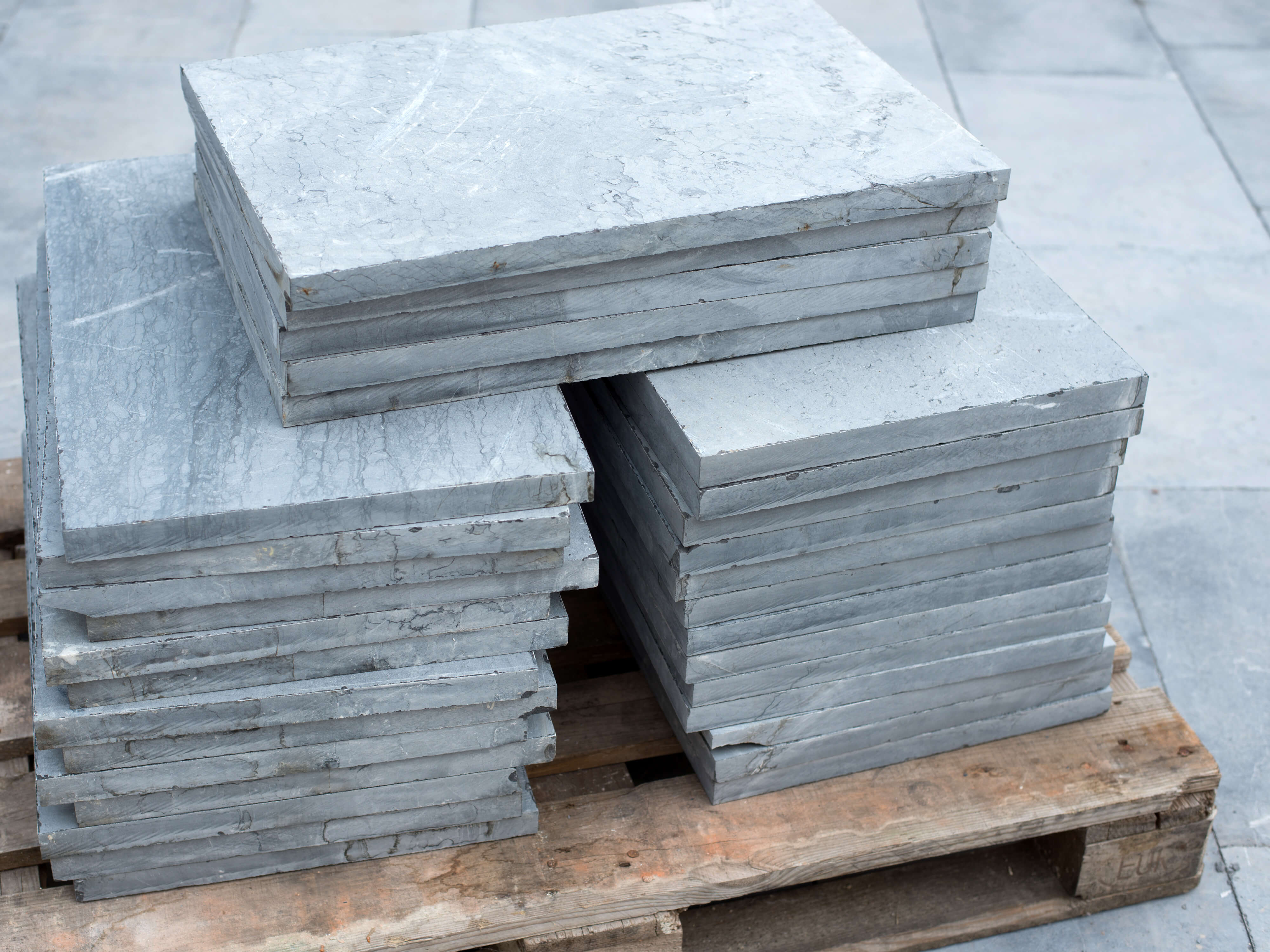 Diverse lastre di pietra blu su un pallet