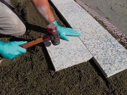 Le lastre sono posate in malta monocellulare su uno strato di base in ghiaia.