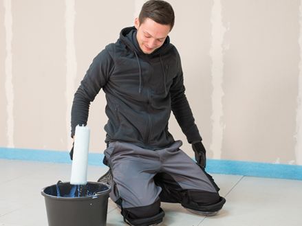Il piastrellista prepara il pavimento