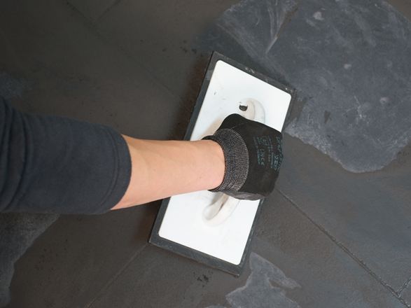 Le giunzioni delle Piastrelle scure sono riempite