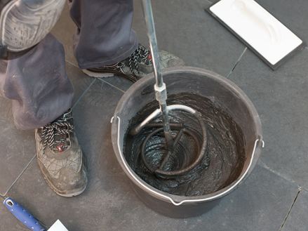 La malta viene mescolata in un secchio