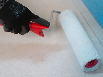 Il primer viene applicato con un rullo