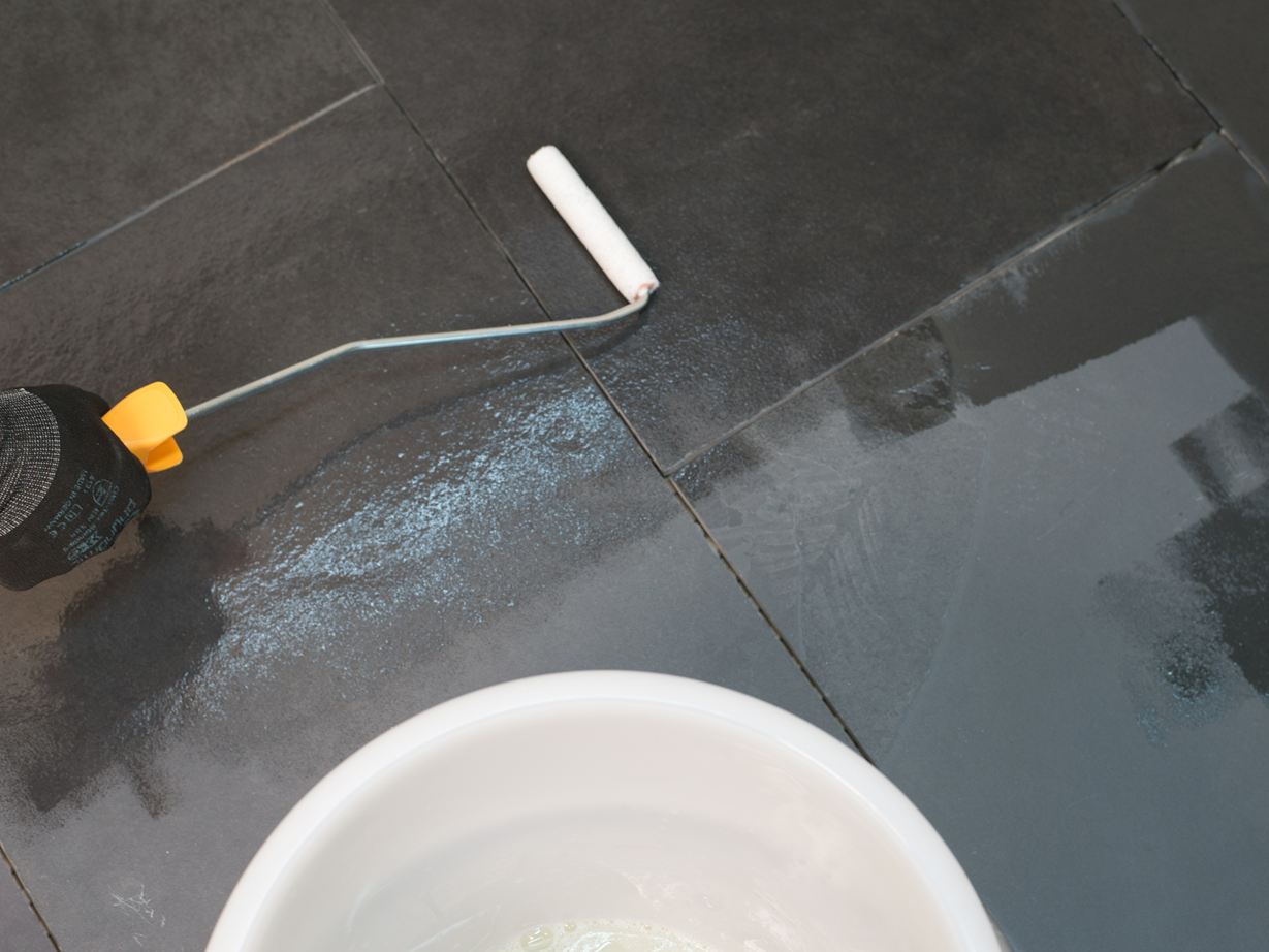 L'impregnante viene applicato sulla pietra posata con un rullo