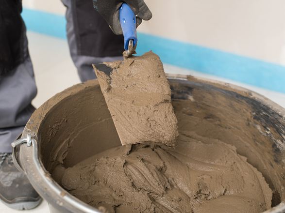 Una spatola con adesivo per pietra naturale