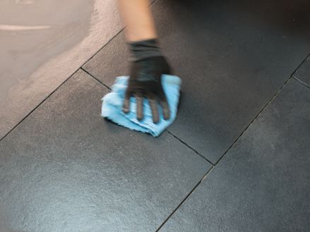 Rimuovere l'eccesso di impregnante a mano con un panno.