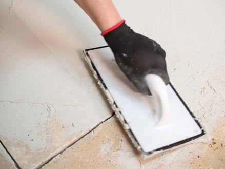 Riempimento dei fori nel travertino