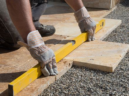 Livella per la posa di lastre di travertino