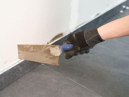 Eliminare lo stucco con una cazzuola