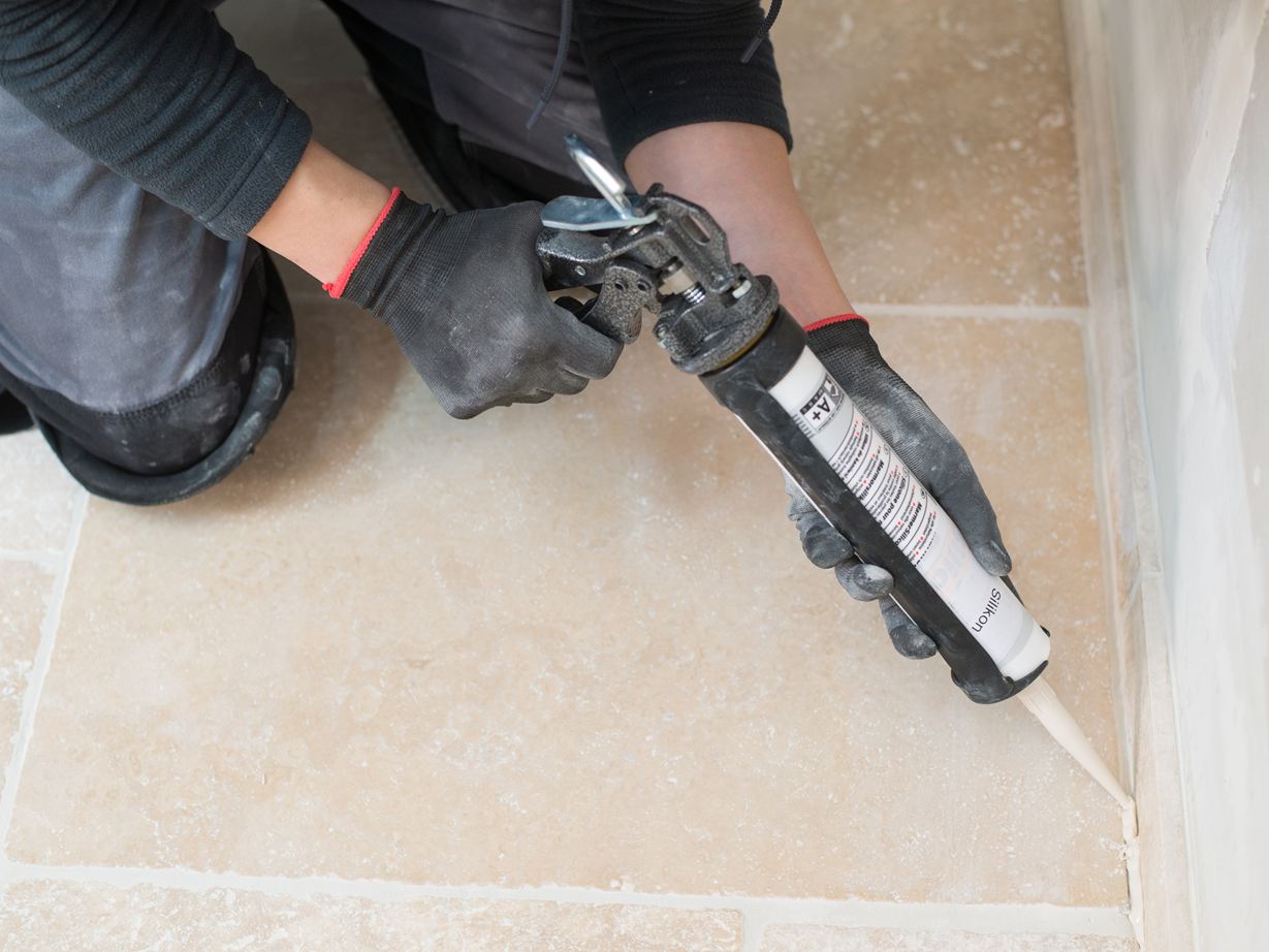 Applicare il silicone per pietra naturale con la cartuccia