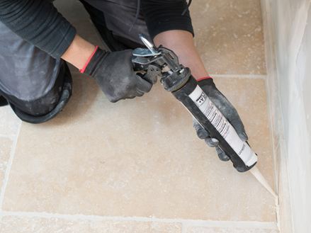 Applicare il silicone per pietra naturale con la cartuccia