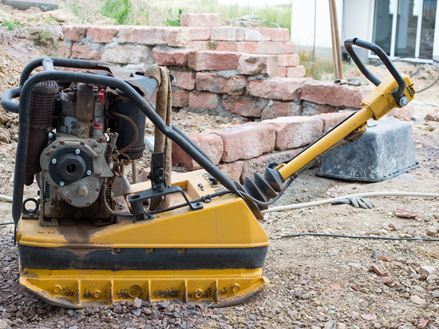 Foto di una piastra vibrante in un cantiere, utilizzata per compattare la massicciata di base