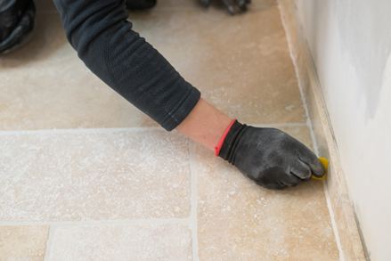 Levigare il giunto in silicone con un lisciatore per giunzioni.