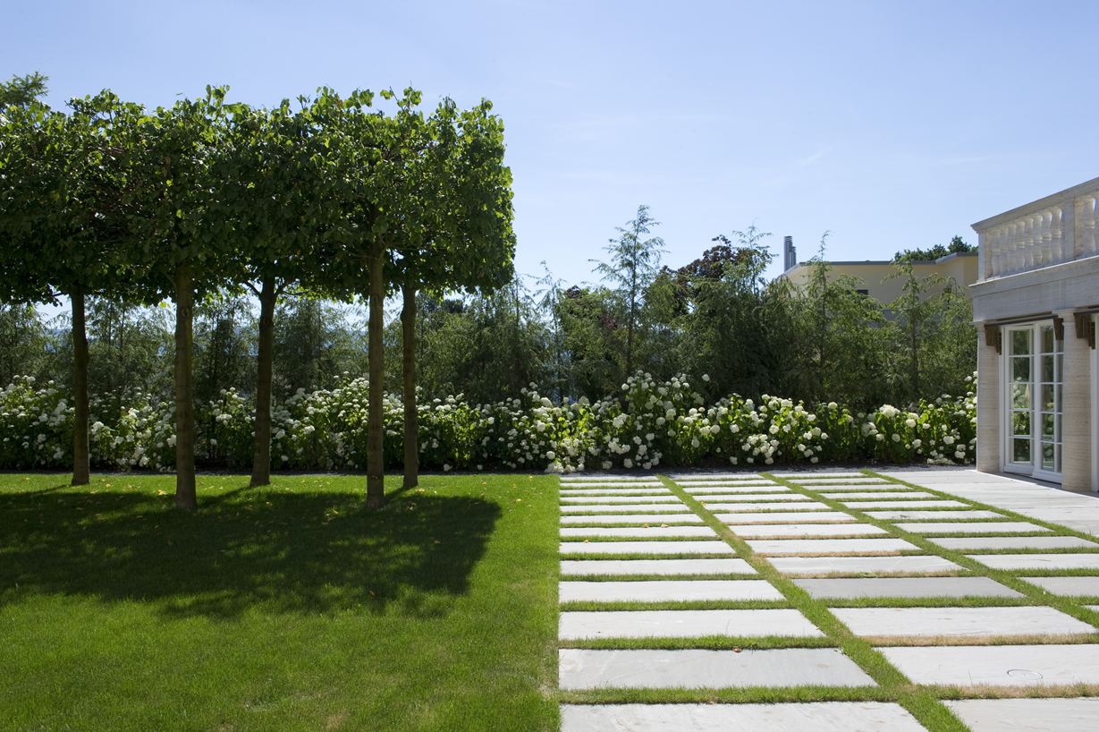 Di tendenza e facile da realizzare: Lastre per patio con un'ampia fuga di erba. Immagine: www.egligartenbau.com