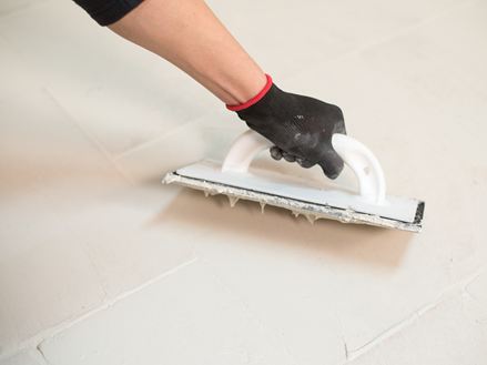 Stuccatura a mano di un pavimento in travertino