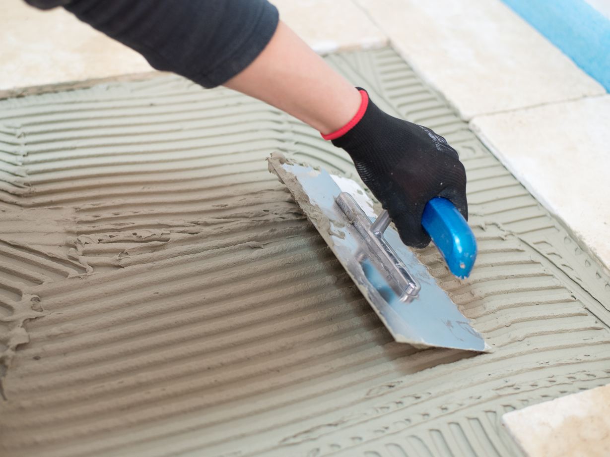 Il letto sottile viene "pettinato" con una spatola dentata.