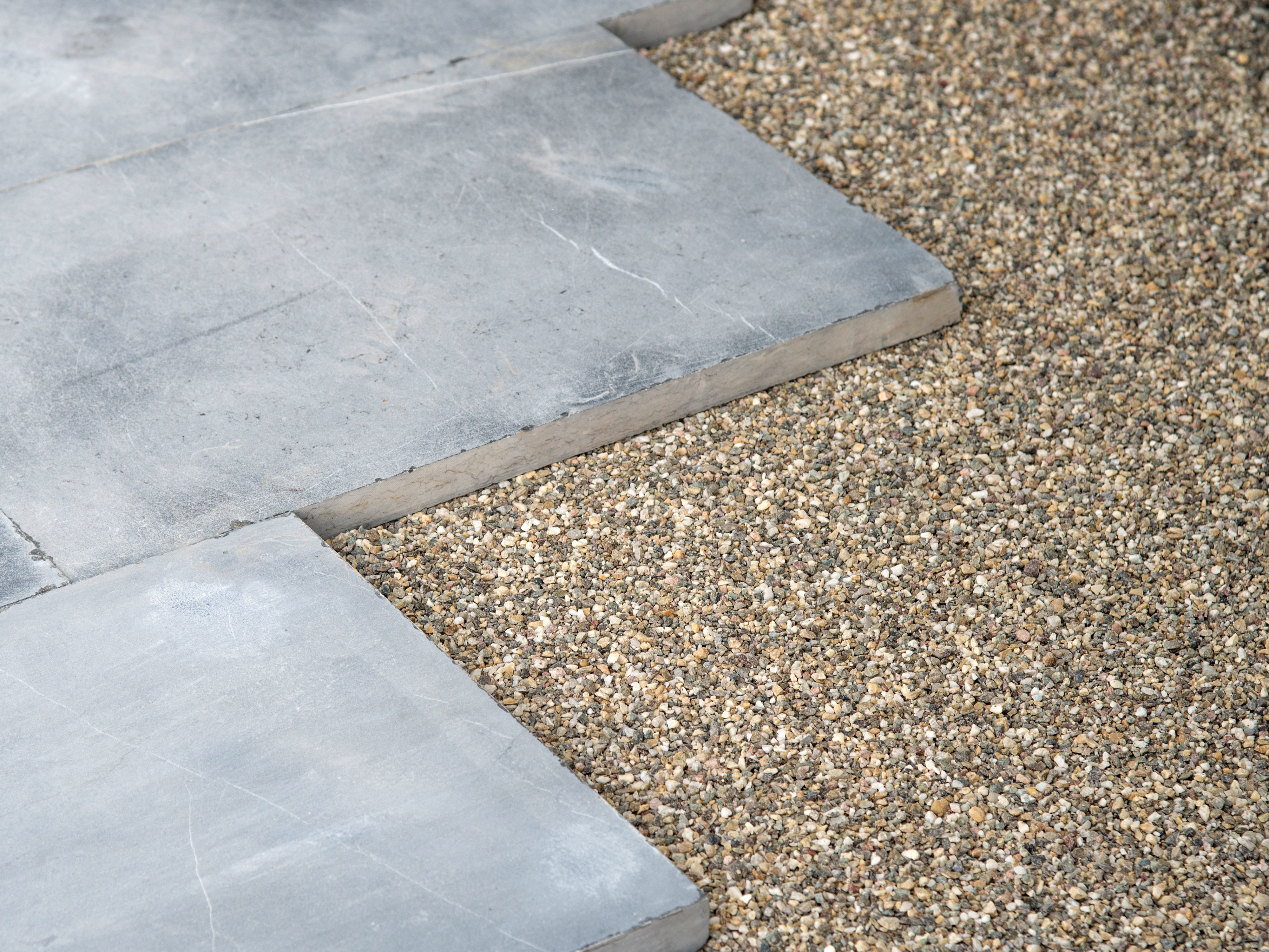 Lastre di calcare grigio-azzurro in un letto di cippato di alta qualità