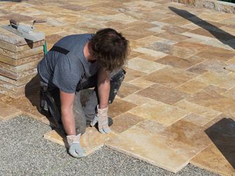 Posa delle lastre per patio in Travertino Gold