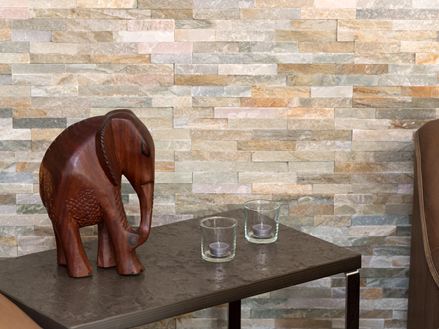 Statua di elefante di fronte a un rivestimento murario